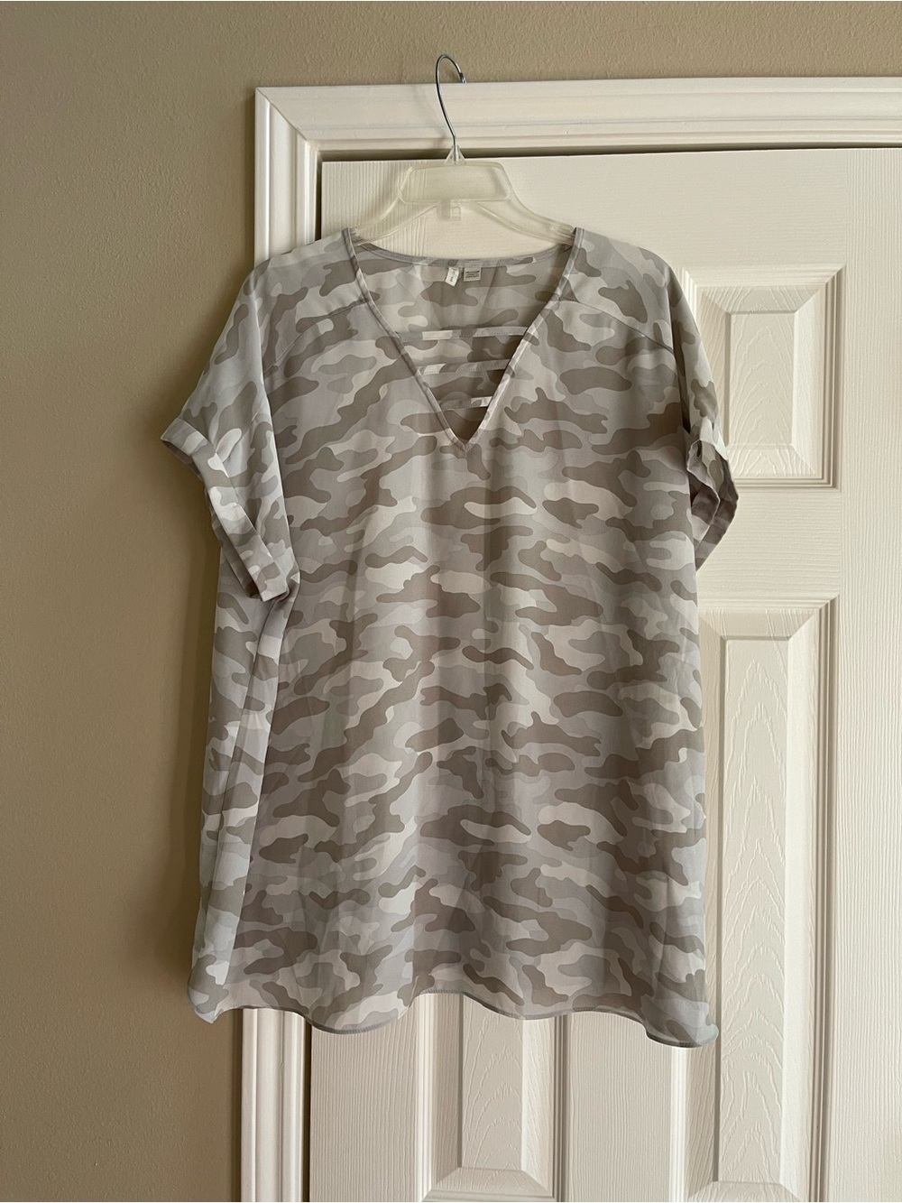Cato Gray Camo V-Neck Short Sleeve Shirt - Top - Size: 18/20W